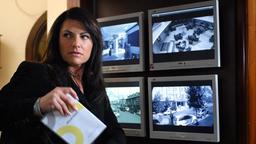 Durch einen Trick kann Monika Adler (Christine Neubauer) sich ein wichtiges Überwachungsvideo aneignen.