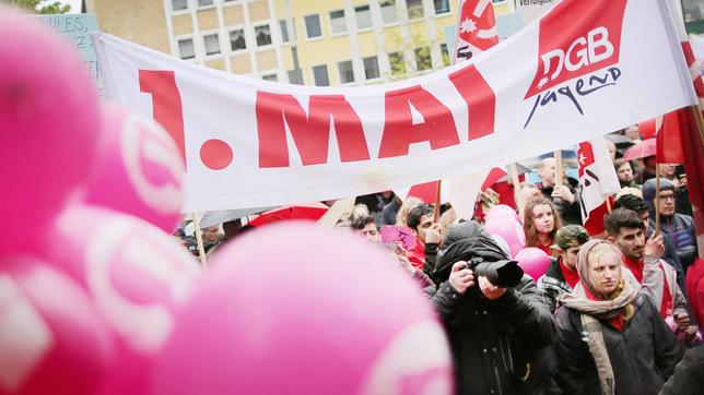 Teilnehmer tragen auf der zentralen 1.-Mai-Kundgebung des Deutscher Gewerkschaftsbunds (DGB) für Rheinland-Pfalz einen Banner auf dem „Wir sind es wert“ steht (Aufnahme vom 01.05.2023)