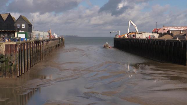 England: Dreckiges Abwasser landet im Meer.
