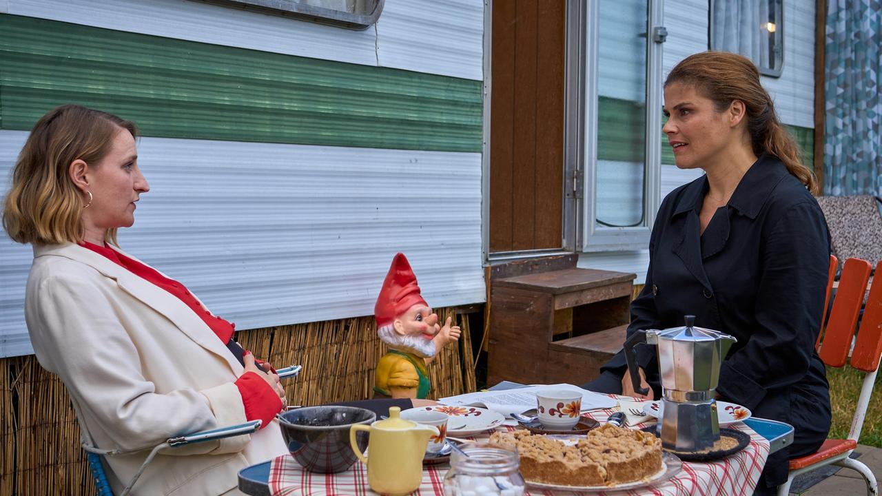 Rosi Gabler (Merle Wasmuth) besucht ihre Schwester Marie (Katharina Wackernagel) in deren Chalet auf dem Campingplatz. Können sie sich bei Kaffee und Kuchen endlich versöhnen?