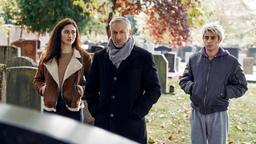 Jackie (Mark Ivanir, Mitte) besucht mit seinen Kindern Dana (Deleila Piasko, li.) und Leon (Leo Altaras, re.) das Grab seiner Eltern.