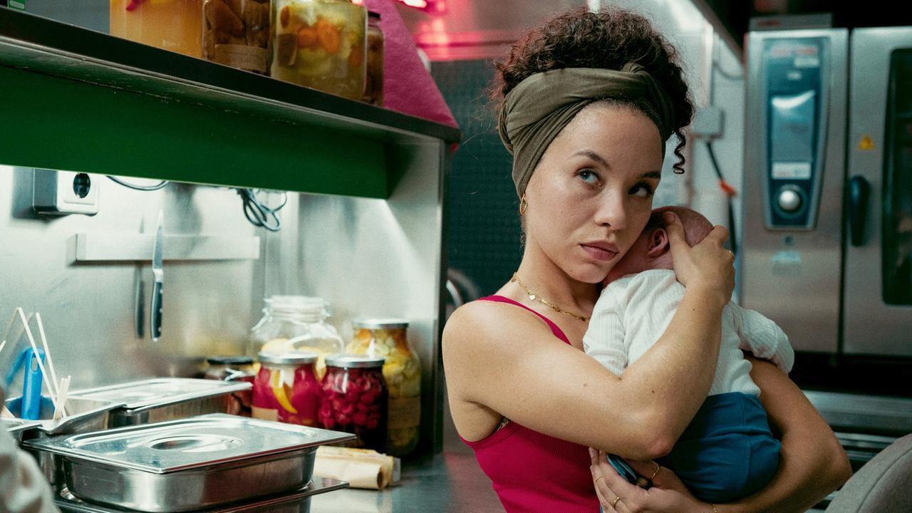 Restaurantbetreiberin Saba (Saffron Marni Coomber) steht auch mit Baby in der Küche.