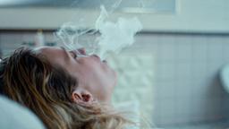 Alex (Lena Klenke) entspannt bei einer Zigarette.