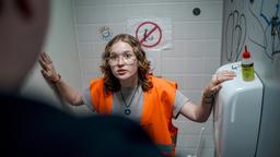 Annika (Mathilda Smidt) hat das Festkleben als Protestform entdeckt und setzt sich für diskriminierungsfreie Toiletten ein