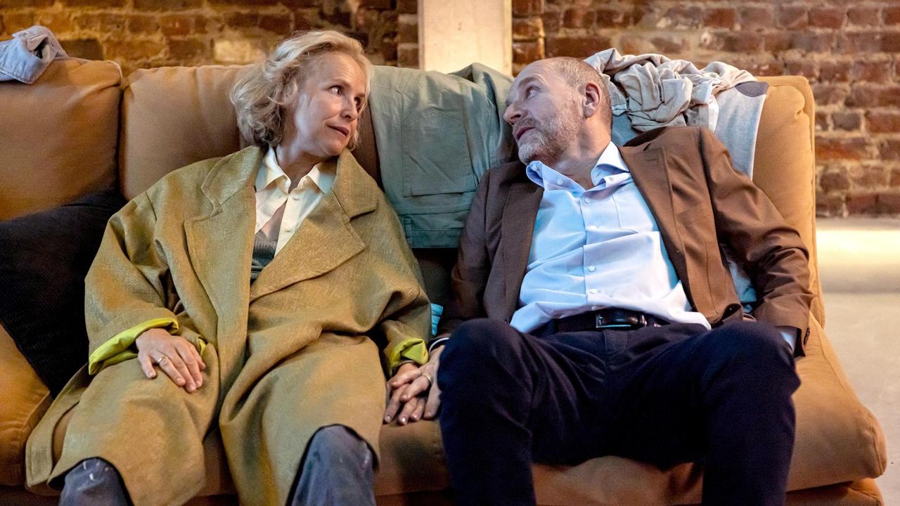Barbara (Juliane Köhler) und Richard (Götz Schubert) warten in Chris alter Wohnung auf ein Lebenszeichen von Emily.