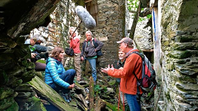 Bild: SWR Das Filmteam in den Ruinen des Dorfes Narbona di Castelmagno in den Südwestalpen. In den 50er Jahren wurde das Dorf aufgegeben und verfällt seither. Sven Plöger erklärt, was das mit dem speziellen Alpen-Wetter zu tun hat.