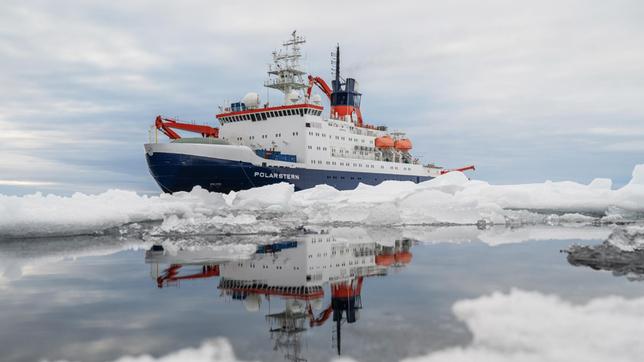 Das Forschungsschiff Polarstern am Nordpol