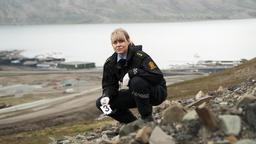 Der Fund einer Blutspur überzeugt die Polizistin Thea Koren (Ingrid Bolsø Berdal) von der Sorge ihres deutschen Kollegen Max um  seinen Neffen.