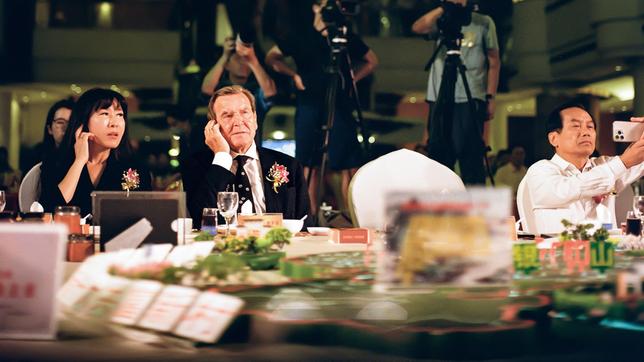 Gala-Dinner zu Ehren des Altkanzlers in Chengdu im Süden Chinas. Auf der Geschäftsreise nach China im September 2023 setzt sich Gerhard Schröder für gute Beziehungen zwischen China und Deutschland ein.