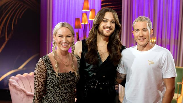 Bild: WDR/Lennart Speer Heute heißt es „We are family!“ im Salon Simonetti: Trans Schauspieler Brix Schaumburg und Autorin und Künstlerin Evelyn Weigert geben ehrliche Einblicke in ihr privates Familienleben.