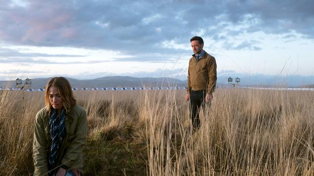 Bild: ARD Degeto/Fiction Factory S4C all3media Bei der Spurensuche im Moor trifft Inspector Mathias (Richard Harrington) auf die psychisch labile Gwen Thomas (Nia Roberts), die Mutter des Opfers.
