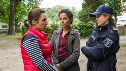 Jasmin Sayed (Sesede Terziyan, mi.) und Paula Sprenger (Sarina Radomski, re.) befragen Heidi Decker (Sanne Schnapp) im Waldhafen.