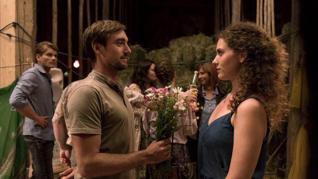 Bild: BR/ARD Degeto/Meike Birck Max (Daniel Gawlowski) gratuliert Hanna (Fanny Krausz).