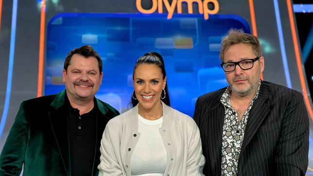 Bild: ARD/ITV Studios Moderatorin Esther Sedlaczek mit den Kandidaten des Teams "Comedy": Ingo Appelt und Paul Panzer.