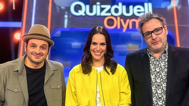 Bild: ARD/ITV Studios Moderatorin Esther Sedlaczek mit den Kandidaten des Teams "Comedy": Kaya Yanar und Paul Panzer