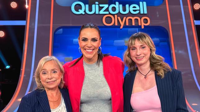 Bild: ARD/ITV Studios Moderatorin Esther Sedlaczek mit den Kandidaten des Teams "Familie": ChrisTine Urspruch und Lilo Urspruch.