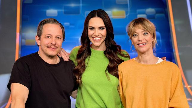 Bild: ARD/ITV Studios Moderatorin Esther Sedlaczek mit den Kandidaten des Teams "Filmpaar": Trystan Pütter und Heike Makatsch