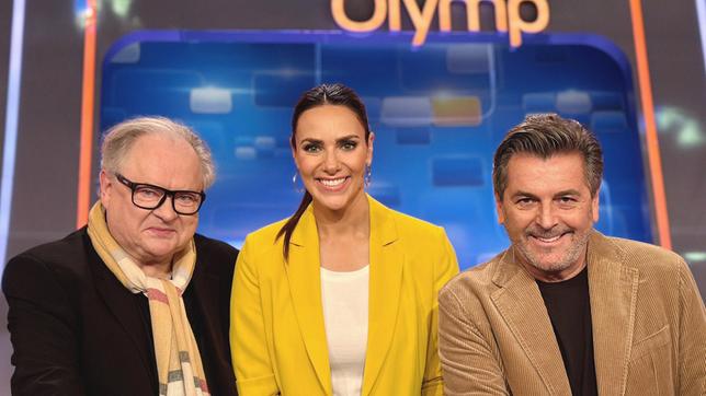Bild: ARD/ITV Studios Moderatorin Esther Sedlaczek mit den Kandidaten des Teams "Herz & Seele": Heinz Rudolf Kunze und Thomas Anders.
