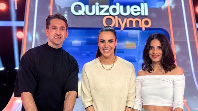 Bild: ARD/ITV Studios Moderatorin Esther Sedlaczek mit den Kandidaten des Teams "Liebe": René Adler und Lilli Hollunder.