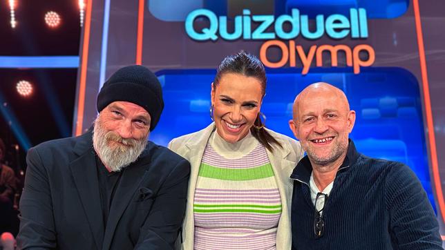 Bild: ARD/ITV Studios Moderatorin Esther Sedlaczek mit den Kandidaten des Teams "Spaß": Torsten Sträter und Jürgen Vogel.