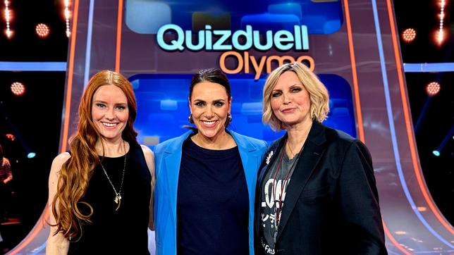 Bild: ARD/ITV Studios Moderatorin Esther Sedlaczek mit den Kandidatinnen des Teams "Laufsteg": Barbara Meier und Nadja Auermann.
