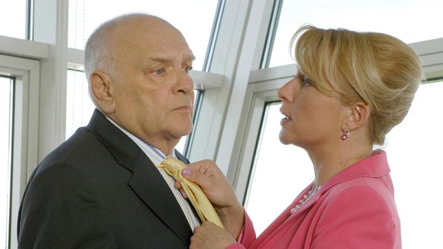 Bild: ARD Degeto/Elke Werner Nach 35 Ehejahren trennt der reiche Geschäftsmann Fred Ungureit (Dieter Kirchlechner) sich von seiner Frau, um mit seiner jungen Sekretärin Heike (Cornelia de Pablos) zu leben.