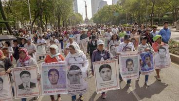 Noch heute versammeln sich Betroffene und Angehörige in Mexiko-Stadt, um auf das Verschwinden der 43 Studenten vom 26. September 2014 aufmerksam zu machen.