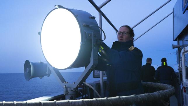 Bild: NDR/Lennart Banholzer Üben für den Ernstfall. Die Soldatinnen und Soldaten der Marine begegnen bei ihren Übungen auf der Ostsee häufig russischen Kriegsschiffen.