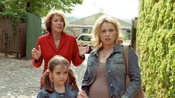 Vergeblich versucht Juliane (Gaby Dohm, hinten) ihre Tochter Henrike (Tina Ruland, re.) und ihre Enkelin Sarah (Emelie Kundrun) zu beruhigen.
