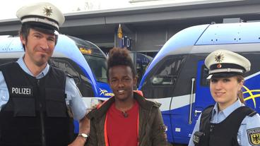 Bild: hr/Joheina Hamami Die Check Eins Dokumentation 14.11.2015 Liiban und die Flucht nach Deutschland: Liiban und zwei Polizisten am Bahnhof