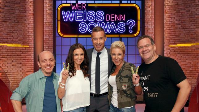 Bild: ARD/Morris Mac Matzen Moderator Kai Pflaume und seine Rateteam-Kapitäne Bernhard Hoëcker und Elton begrüßen in dieser Sendung das Schlager-Duo Anita und Alexandra Hofmann.