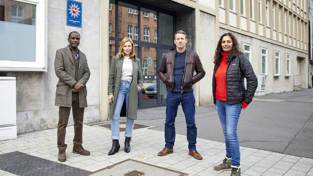 Bild: NDR/O-Young Kwon "Tatort: Bis aufs Blut": Die Schauspieler*innen Alois Moyo, Franziska Weisz und Wotan Wilke Möhring, sowie Regisseurin Neelesha Barthel
