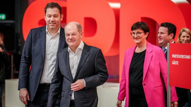 Bundeskanzler Olaf Scholz (M, SPD), Lars Klingbeil, SPD-Bundesvorsitzender, und Saskia Esken, SPD-Bundesvorsitzende, nehmen am ordentlichen Bundesparteitag der SPD auf dem Berliner Messegelände teil.