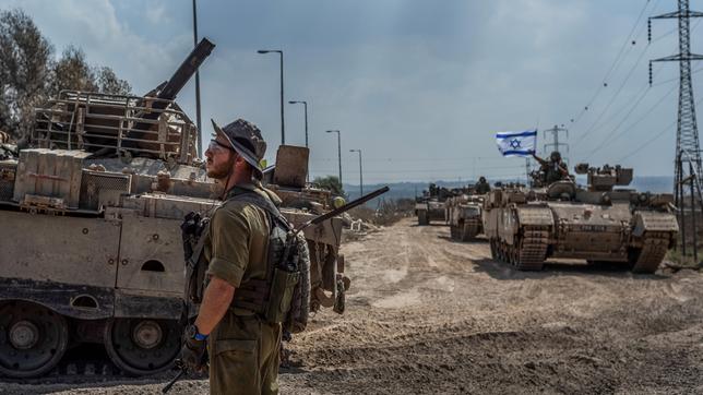Israelische Kampffahrzeuge und Panzer sind in der Nähe der Grenze zwischen Israel und Gaza im Einsatz.
