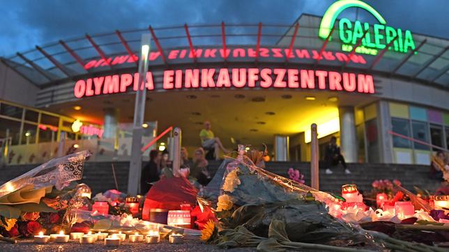 Blumenmeer und Kerzen vor dem Olympia Einkaufszentrum in München zum Gedenken der Toten bei Amoklauf.