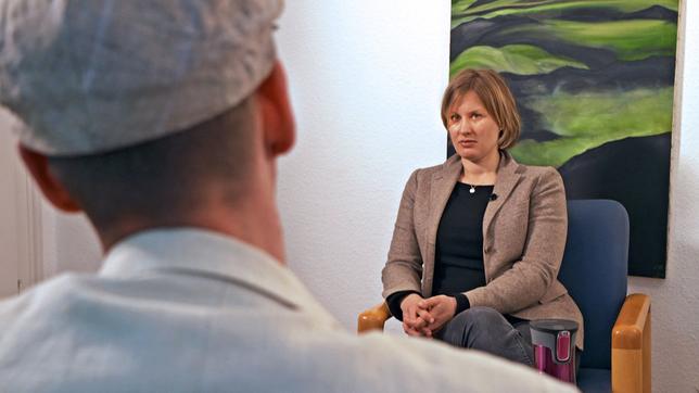 Bild: SWR / luckfilm Die Psychologin Michaela Stiegler von der Karlsruher "Behandlungsinitiative Opferschutz" im Therapiegespräch mit einem pädophilen Klienten.