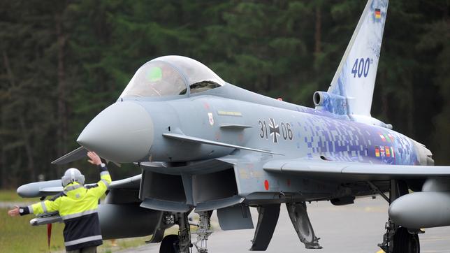Bild: pa Bundeswehr Kampfflugzeug Eurofighter