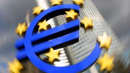 Eine Installation mit dem Euro-Zeichen steht vor der Europischen Zentralbank (EZB) in Frankfurt am Main