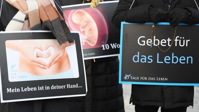 Abtreibungsgegnerinnen protestieren vor einer Beratungsstelle