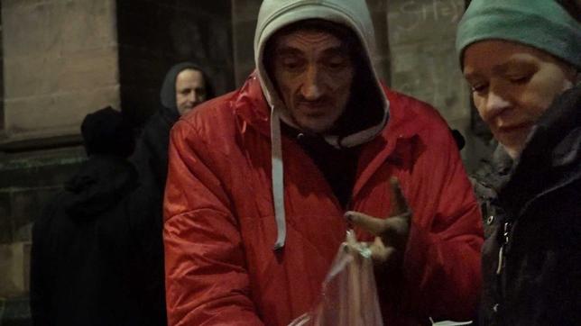 Ein Obdachloser in Saarbrücken wird vom Kältebus versorgt. 