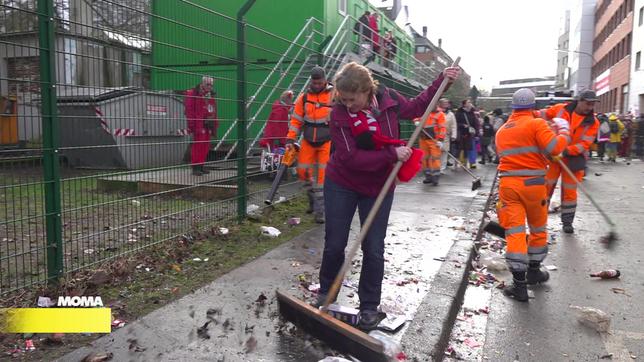 MOMA-Reporterin Judith Müllender beseitigt mit den Mitarbeitern der Kölner Abfallwirtschaftsbetriebe (AWB) die Müllberge des Rosenmontagzugs.d