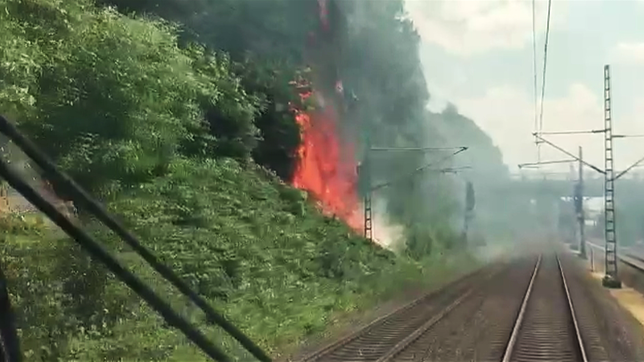 Böschungsbrand an einer Bahnstrecke