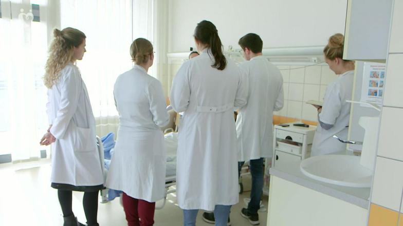 Warum es in Deutschland zu wenig Studienplätze für Medizin gibt | Report Mainz