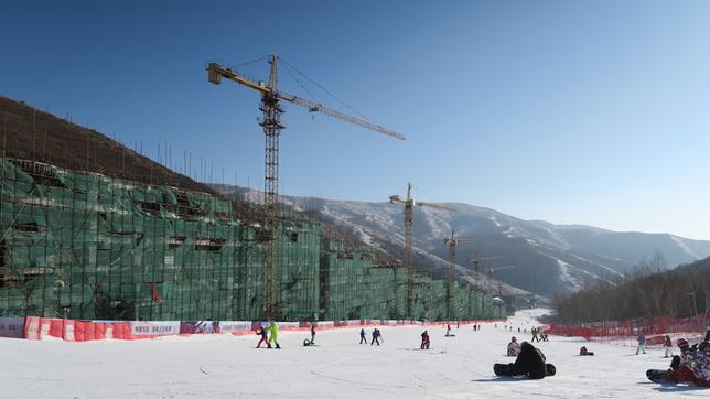 Diese Baustellen sind noch nicht für die Olympischen Anlagen gedacht - an diesem Hang sollen Snowboard-, Freestyle- und Buckelpisten-Wettbewerbe stattfinden. 