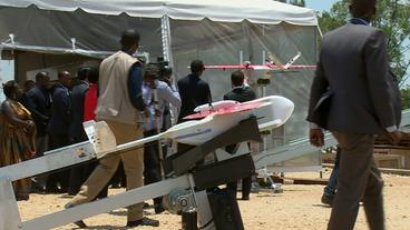 Delegation um Präsident Kagame besichtigt die Drohnen