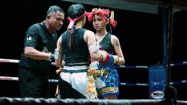 Bild: NDR Zwei Mädchen in Boxhandschuhen stehen sich im Ring gegenüber.