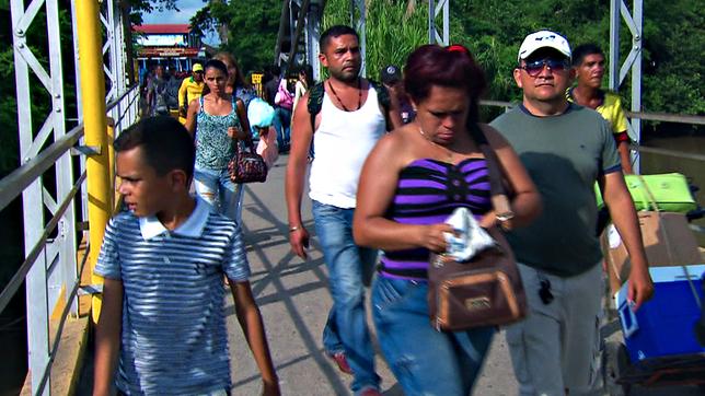Menschen überqueren die Grenze zwischen Venezuela und Kolumbien.