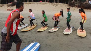 Surferinnen in Bangladesch