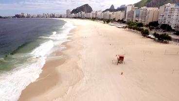 Menschenleerer Strand in Rio aus der Vogelperspektive.