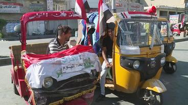Zwei Tuk-Tuk-Fahrer in Bagdad